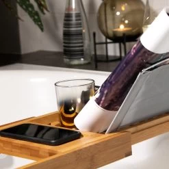 QUVIO Badrekje Voor Boek Of Tablet En Een Wijntje 18 QUVIO Badrekje Voor Boek Of Tablet En Een Wijntje -Badkamermeubels Winkel 10023129