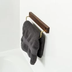 QUVIO Wand Handdoekenhouder - Donker Hout + Goud - 28 CM -Badkamermeubels Winkel 10372066